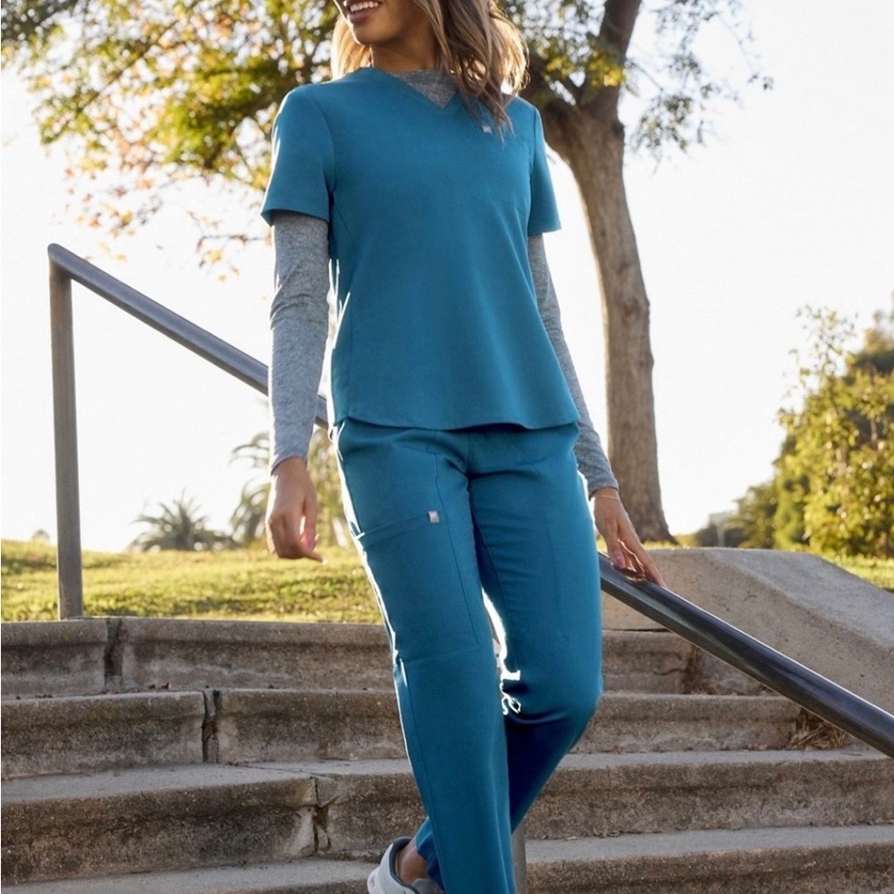 Fabletics Scrub Set - Picture 2 of 2